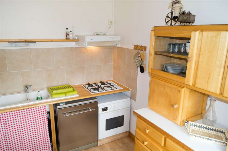 Cuisine bien équipée, Lave vaisselle, micro-ondes, robot multi-fonctions Cuisine bien équipée, Lave vaisselle, micro-ondes, robot multi-fonctions