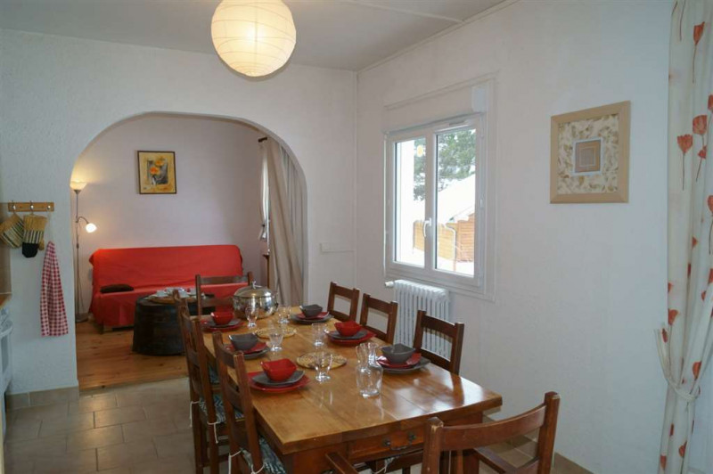 Espace cuisine et sa grande table 8 places