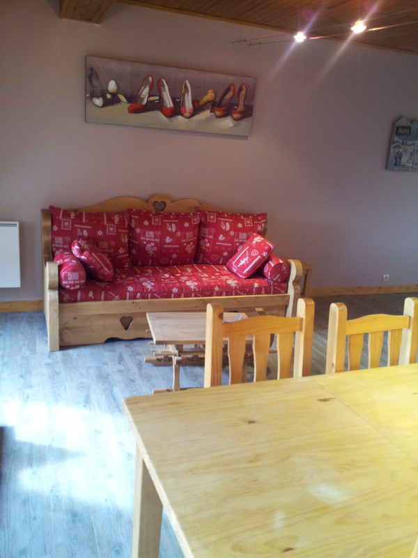 Séjour avec canapé du gîte