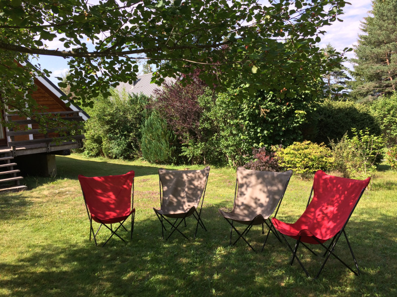 Transats à l'ombre du jardin