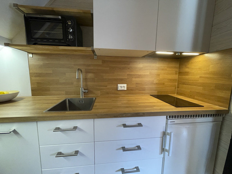 Plan de travail avec évier et plaque vitrocéramique