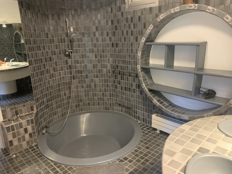 Salle de bains avec WC - © F. MARS Salle de bains avec WC