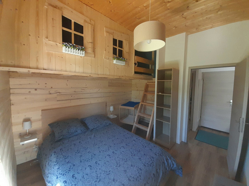 Chambre à coucher avec lit double et un lit cabane