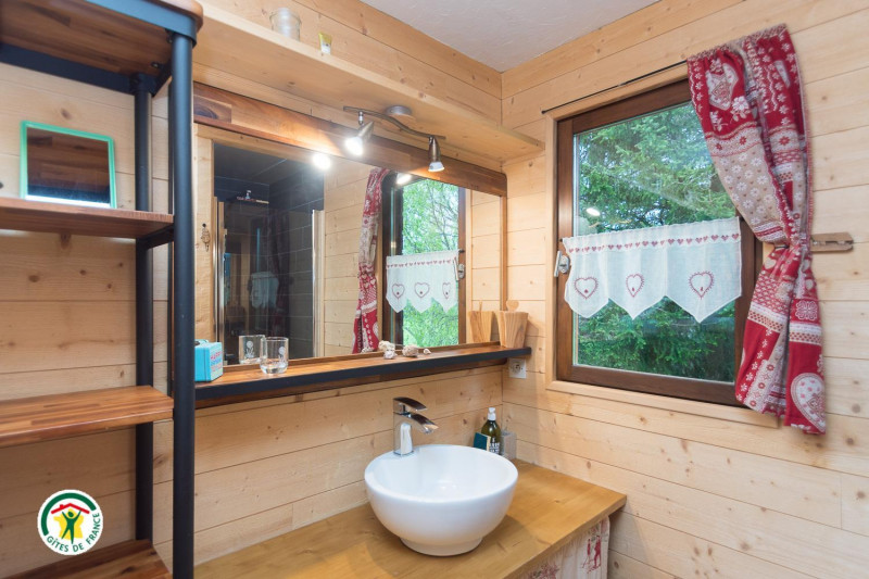 Salle d'eau au 1er étage, wc indépendant - © Gîtes de France Salle d'eau au 1er étage, wc indépendant