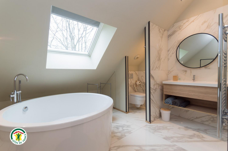 salle de bains et wc 4 Chambre 4 suite parentale - © Gîtes de France salle de bains et wc 4 Chambre 4 suite parentale