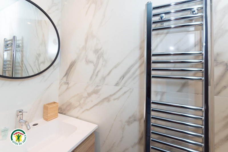 salle de bain et wc 5 chambre cube - © Gîtes de France salle de bain et wc 5 chambre cube