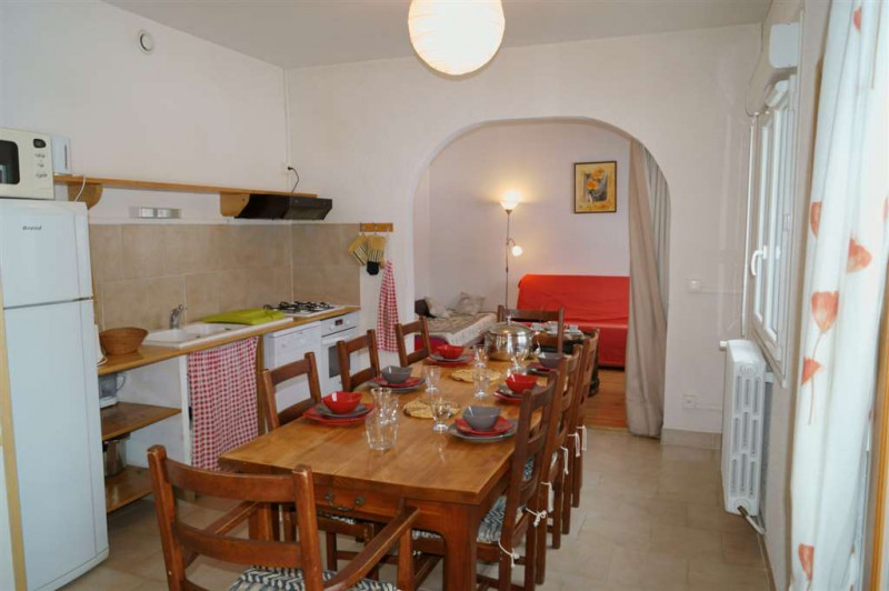 Espace cuisine tout équipé et sa grande table 8 places