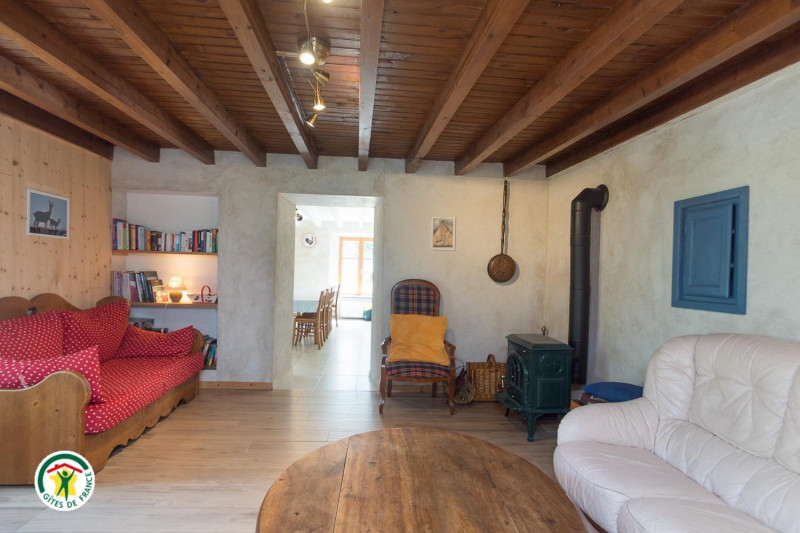 Salon avec poêle à bois.
Télévision. - © Gîtes de France Salon avec poêle à bois.
Télévision.