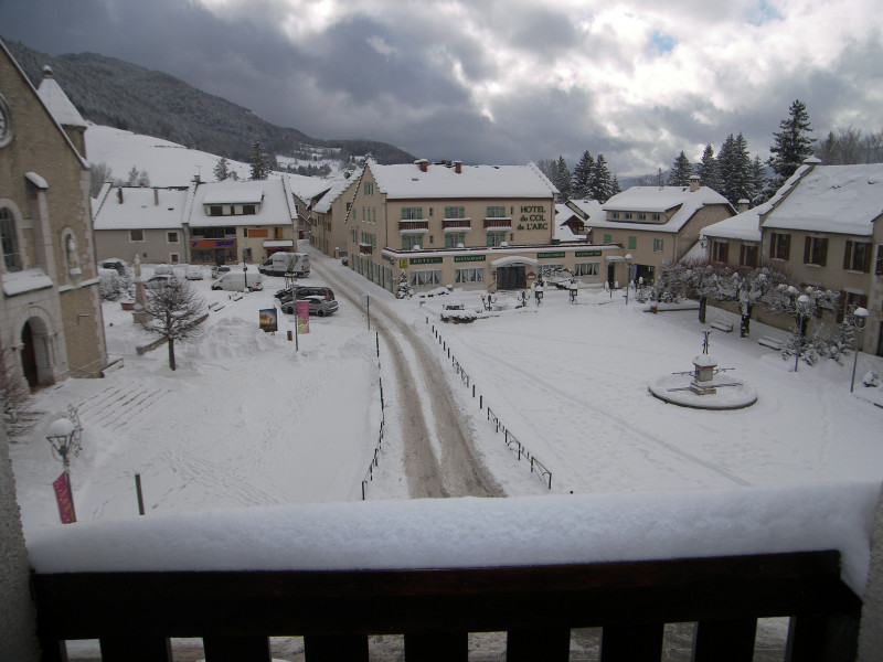 Vue de la place du village enneigée depuis le balcon du studio