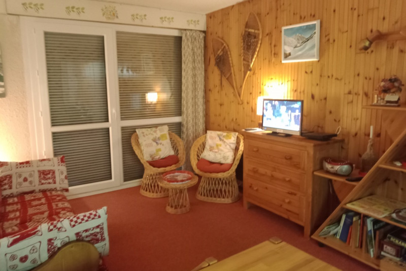 Autre vue du salon, coin télé