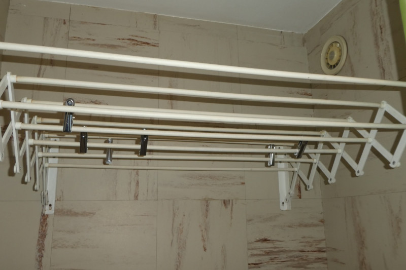 Etendoir au-dessus de la baignoire... pratique pour sécher