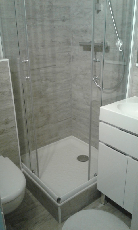 Salle d'eau avec douche