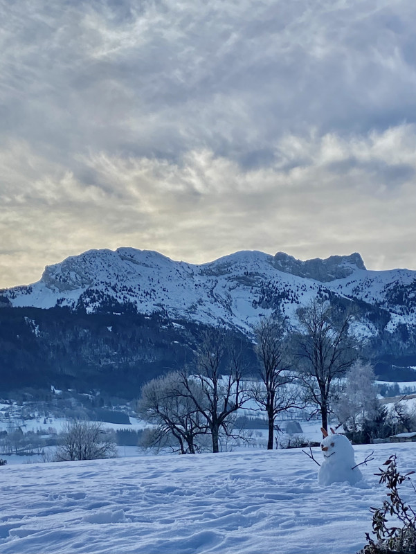 Vue des montagnes enneigées depuis le gîte - © Patricia Guillotin Vue des montagnes enneigées depuis le gîte