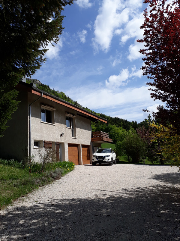 Vue du gîte depuis le chemin d'accès