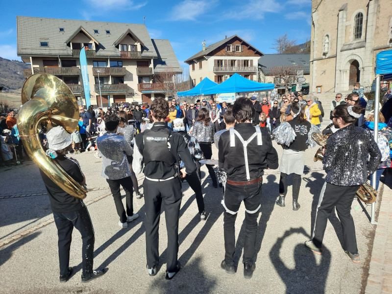 Fanfare sur la place du village