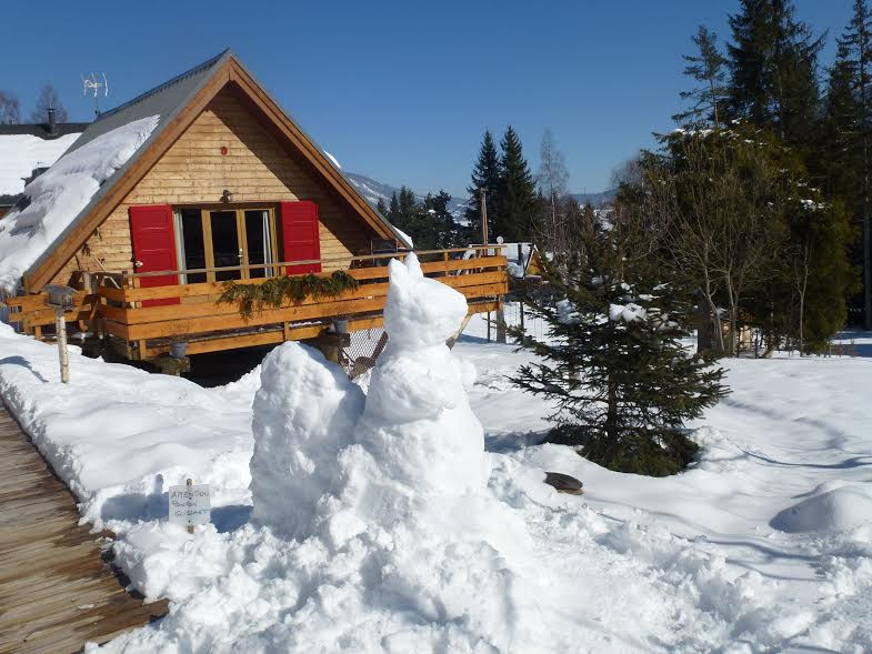 Vue extérieure enneigée chalet
