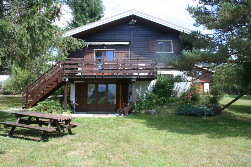 chalet côté sud et terrain la Moucherolle chalet côté sud et terrain la Moucherolle