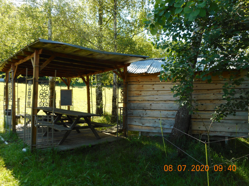tables de pique-niques et toilettes sèches
