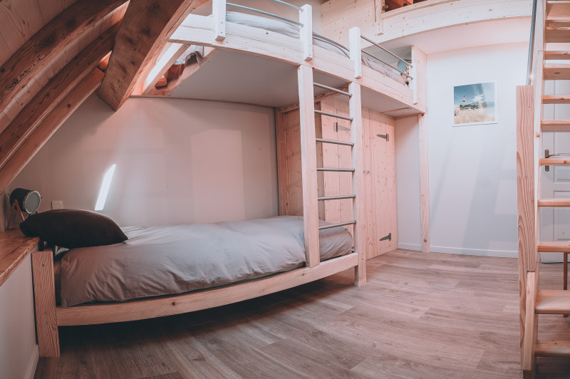 Chambre avec lits superposés et un lit simple