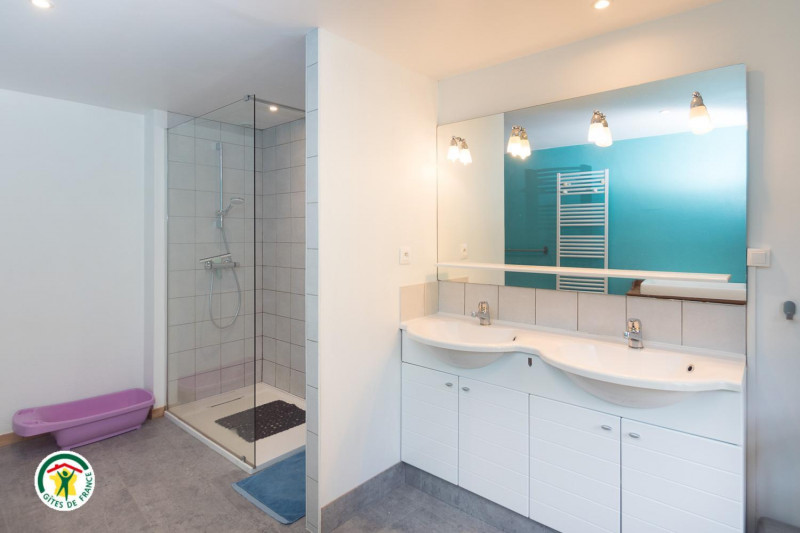 Salle d'eau 2 au 1er
1 douche
Baignoire bébé et matelas à langer