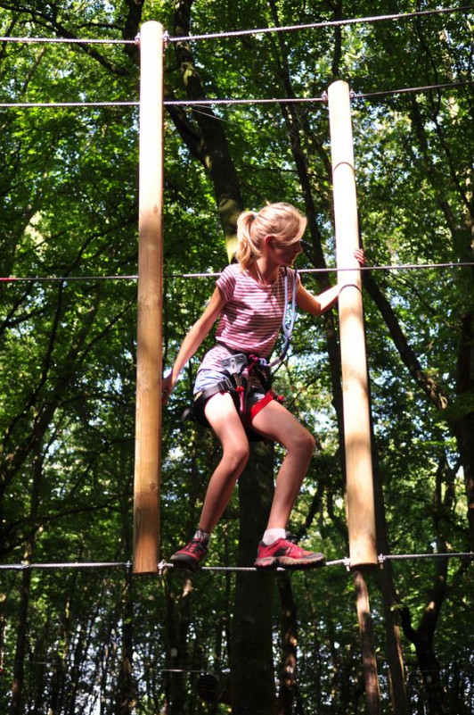 Photo d'un personne sur un pont de corde