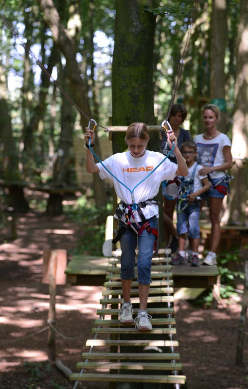 Photo d'une personne traversant un pont de planche de bois