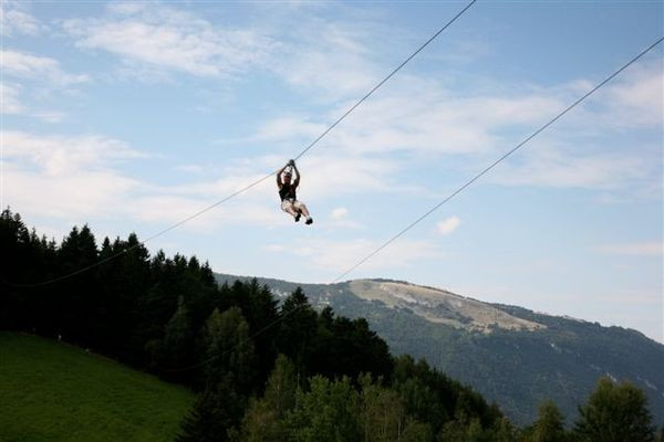 Phot de la grande tyrolienne - © saint nizier aventure Phot de la grande tyrolienne