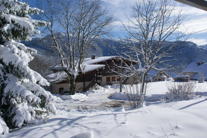 Vue extérieure enneigée depuis le gîte