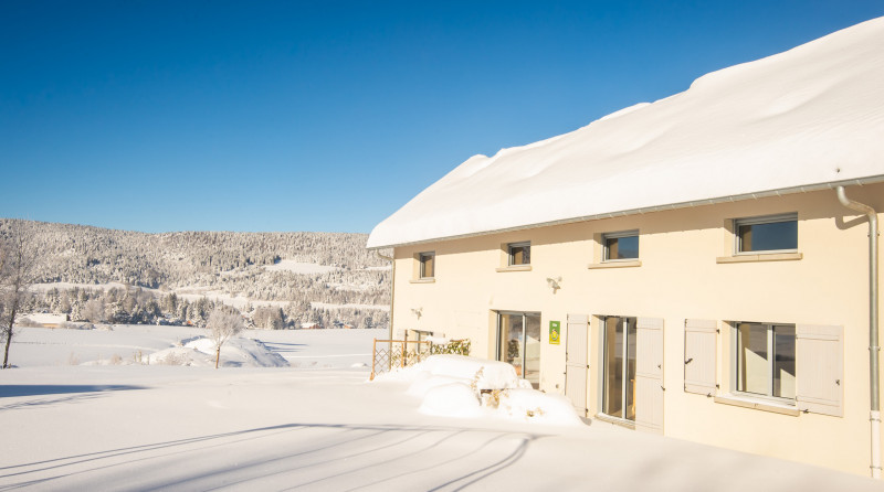 Vue du gîte sous la neige - © Gîte le Rucher Vue du gîte sous la neige