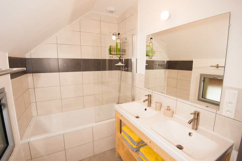 Salle de bain avec baignoire - © Gîte le Rucher Salle de bain avec baignoire