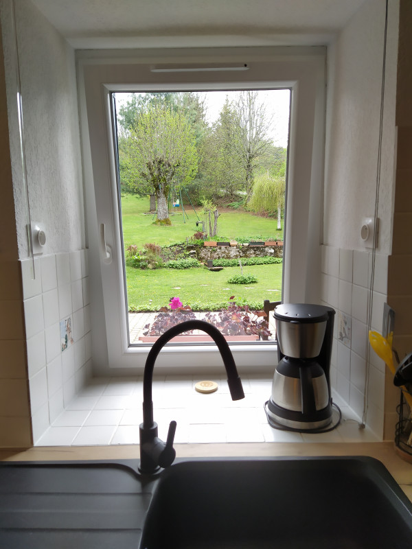 Fenêtre de la cuisine avec vue sur le jardin