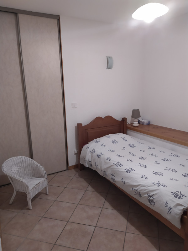 Chambre avec un lit simple