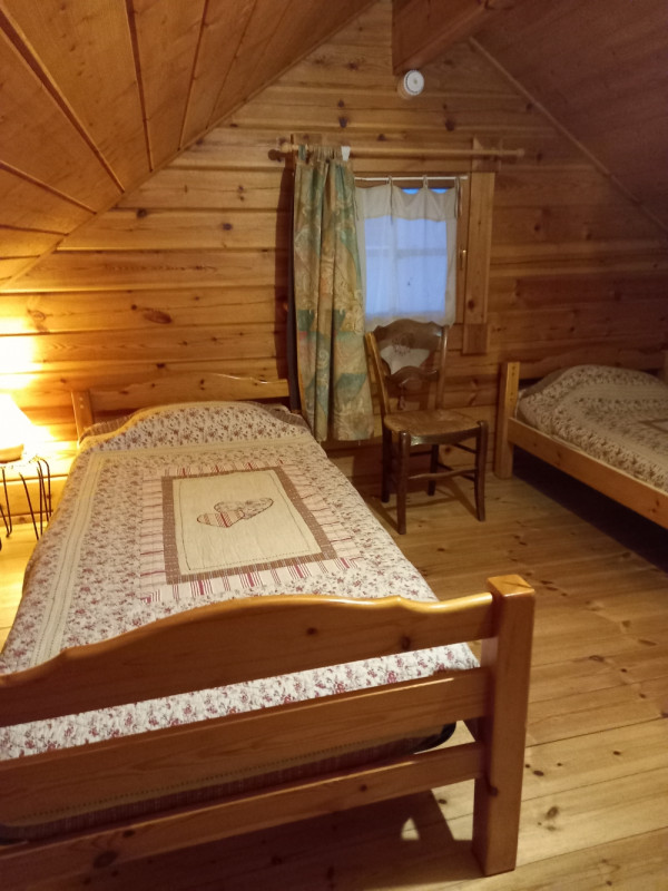 Coin nuit avec deux lits simples - © Eymaron Coin nuit avec deux lits simples