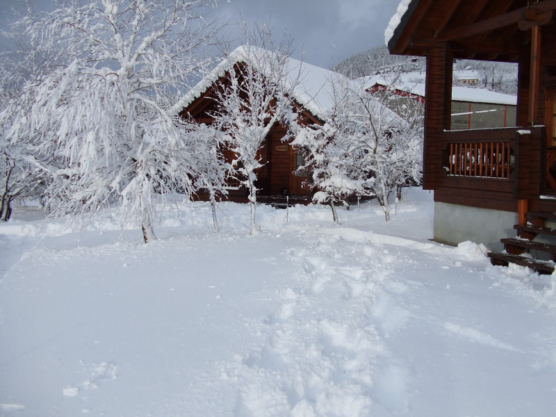 Chalet enneigé - © La Petite Ferme des Prés Verts Chalet enneigé