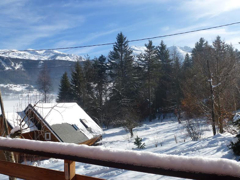 Vue paysagère enneigée depuis le chalet