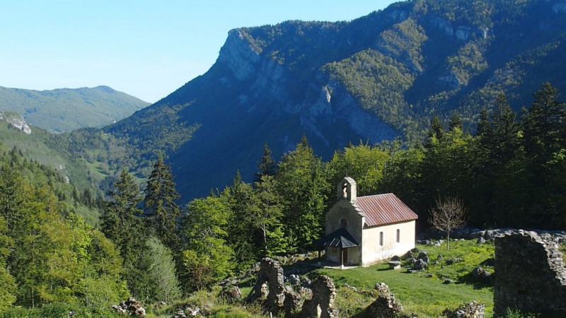 chapelle_dans_les_ruines_du_village_de_valchevriere_jcp.jpg