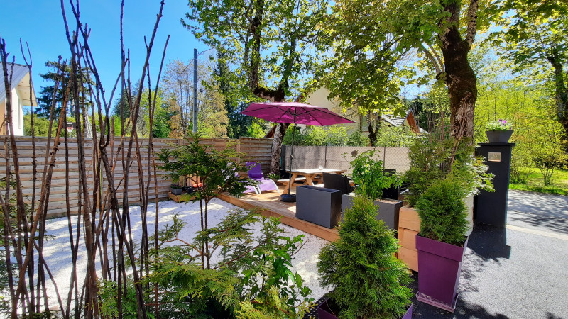 Terrasse équipée de transat et parasol