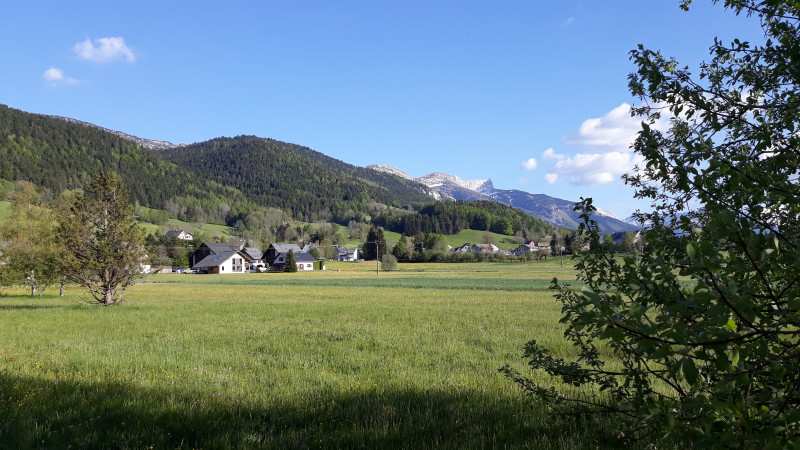 Vue paysagère sur la plaine et les montagnes
