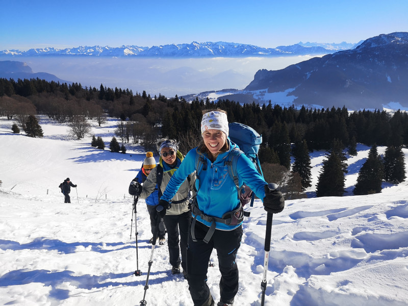 Marche nordique hivernale dans la neige Marche nordique hivernale dans la neige
