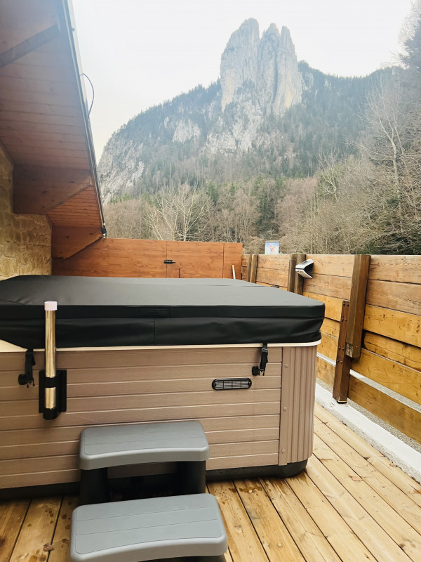Spa extérieur fermé avec vue sur les 3 pucelles Spa extérieur fermé avec vue sur les 3 pucelles