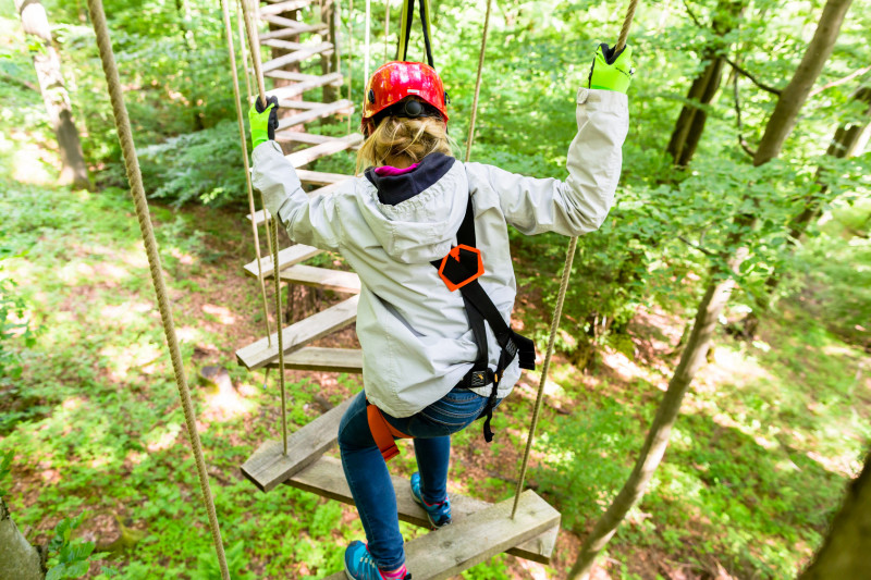 Photo d'une personne sur un pont fait en planche de bois espacé et en hauteur Photo d'une personne sur un pont fait en planche de bois espacé et en hauteur