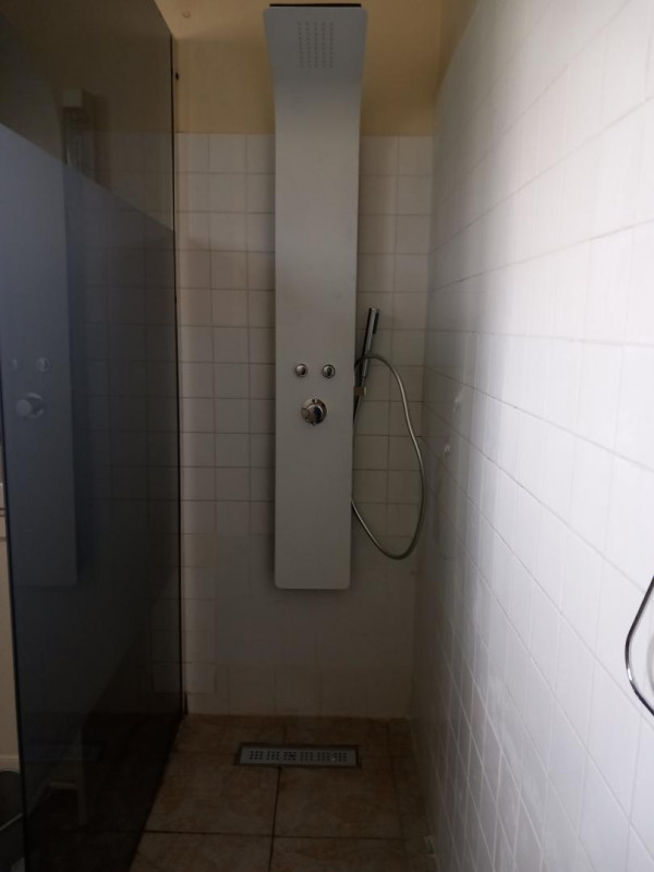 DOUCHE A LA PLACE DE LA BAIGNOIRE DOUCHE A LA PLACE DE LA BAIGNOIRE