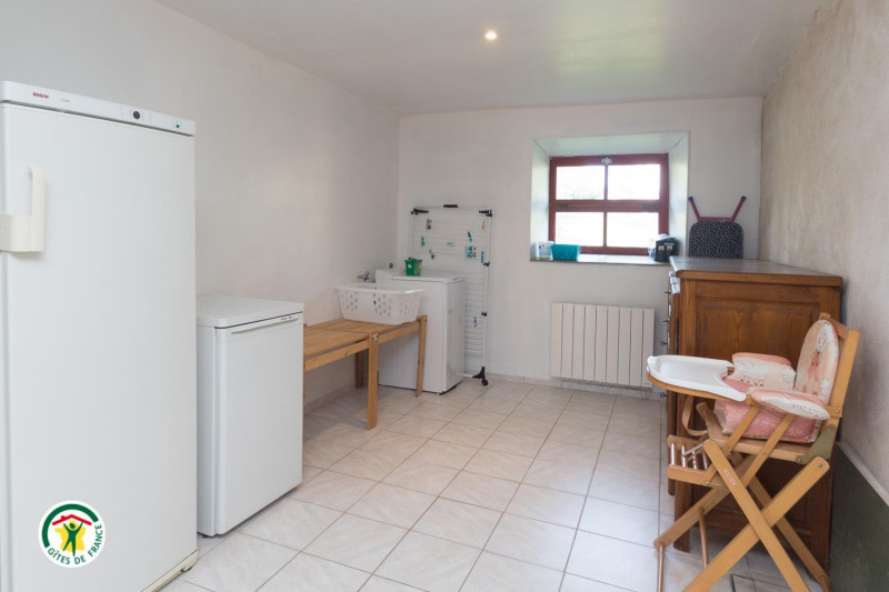 Buanderie rdc1 grand frigo, 1 congélateur, 1 lave-linge