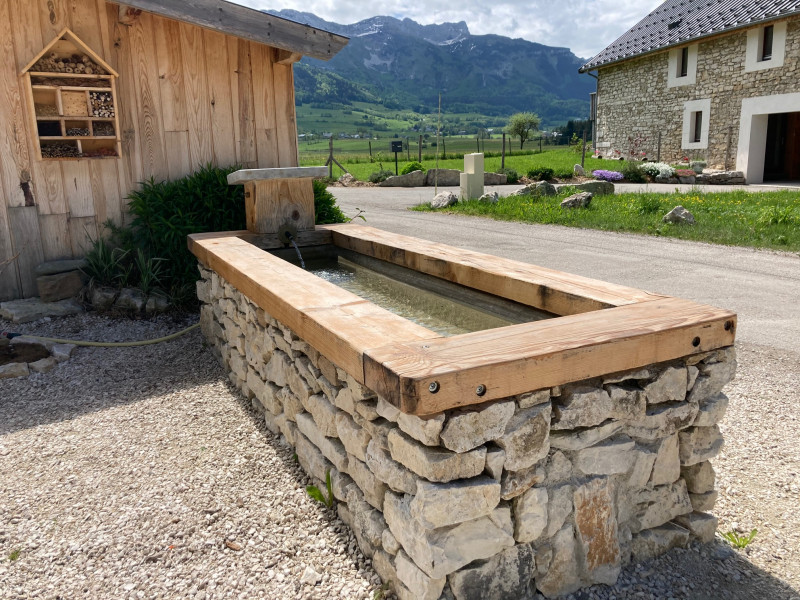 Source et son bassin d'eau fraiche Source et son bassin d'eau fraiche