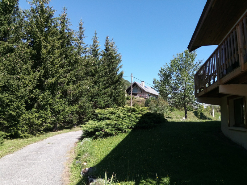 Vue extérieure du gîte. Chemin d'accès Vue extérieure du gîte. Chemin d'accès
