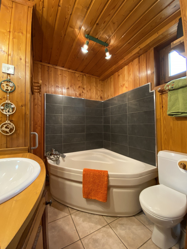 Salle de bain avec baignoire d'angle