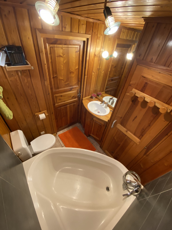 Salle de bain avec baignoire d'angle