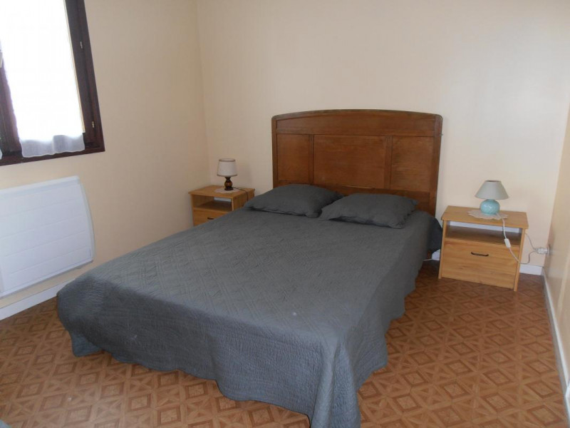 Chambre n°1 : 1 lit 140x200 + 1 lit 1 place - © Gîtes de France Chambre n°1 : 1 lit 140x200 + 1 lit 1 place
