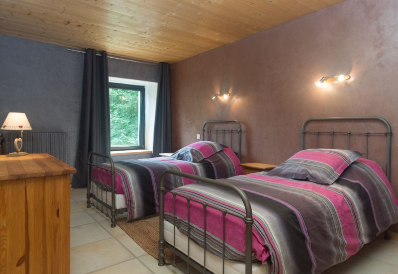 Chambre double avec deux lits simples