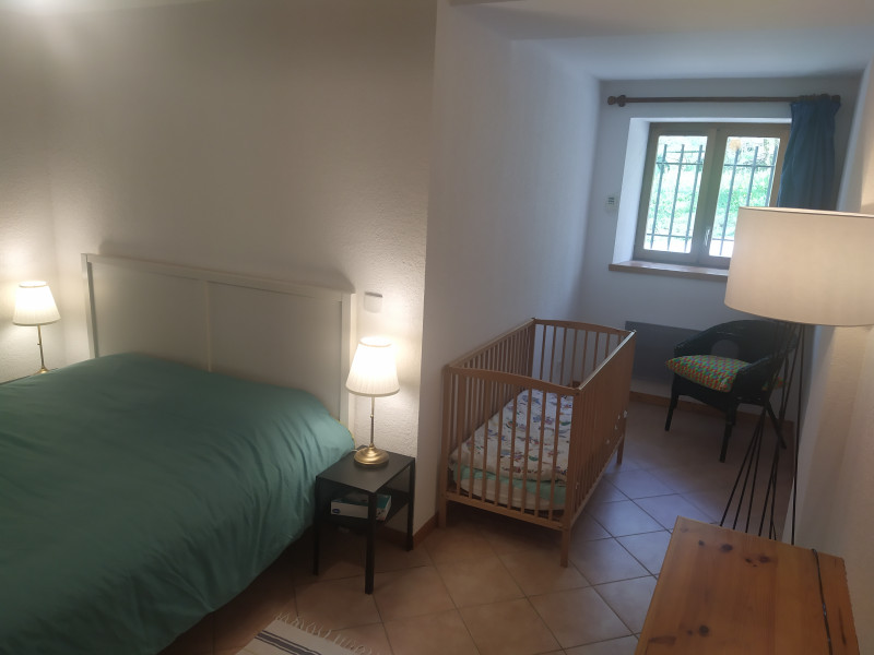 Chambre double avec lit bébé